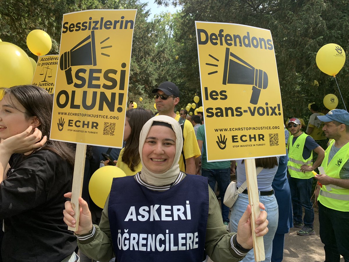 sevincozarslan's tweet photo. Melek Çetinkaya, askeri öğrenciler için AİHM önünde. ✌️ https://t.co/eGXiT7sNG7