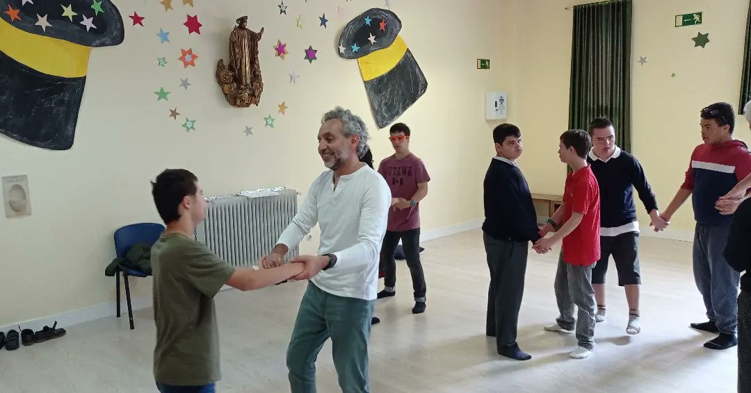 mcorredentora's tweet photo. 🎼 🤸 Trabajar la expresión, la creatividad, los vínculos con los demás a través de la música y el movimiento 🎶
Eso es lo que han experimentado 2 clases de TVA en sus sesiones de Biodanza con Ernesto y Rodrigo, profesores de esta actividad  realizada con  #CMSCHortaleza https://t.co/AObmKiqA0r