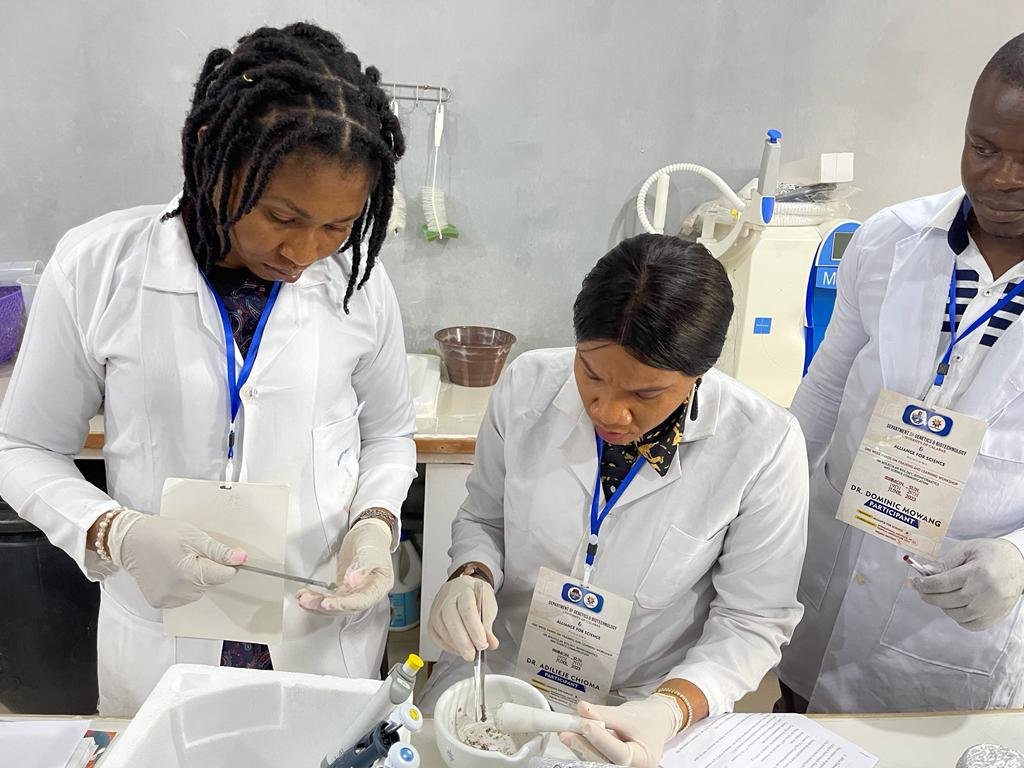 ScienceAlly's tweet photo. Day 2 of the Molecular Biology, Bioinformatics, and Science communication workshop is underway with DNA extraction session @IITA_CGIAR @Unical1975
#CalabarBiotech #Relief2Resilience @SheilaAfrica https://t.co/CRo0cl0And