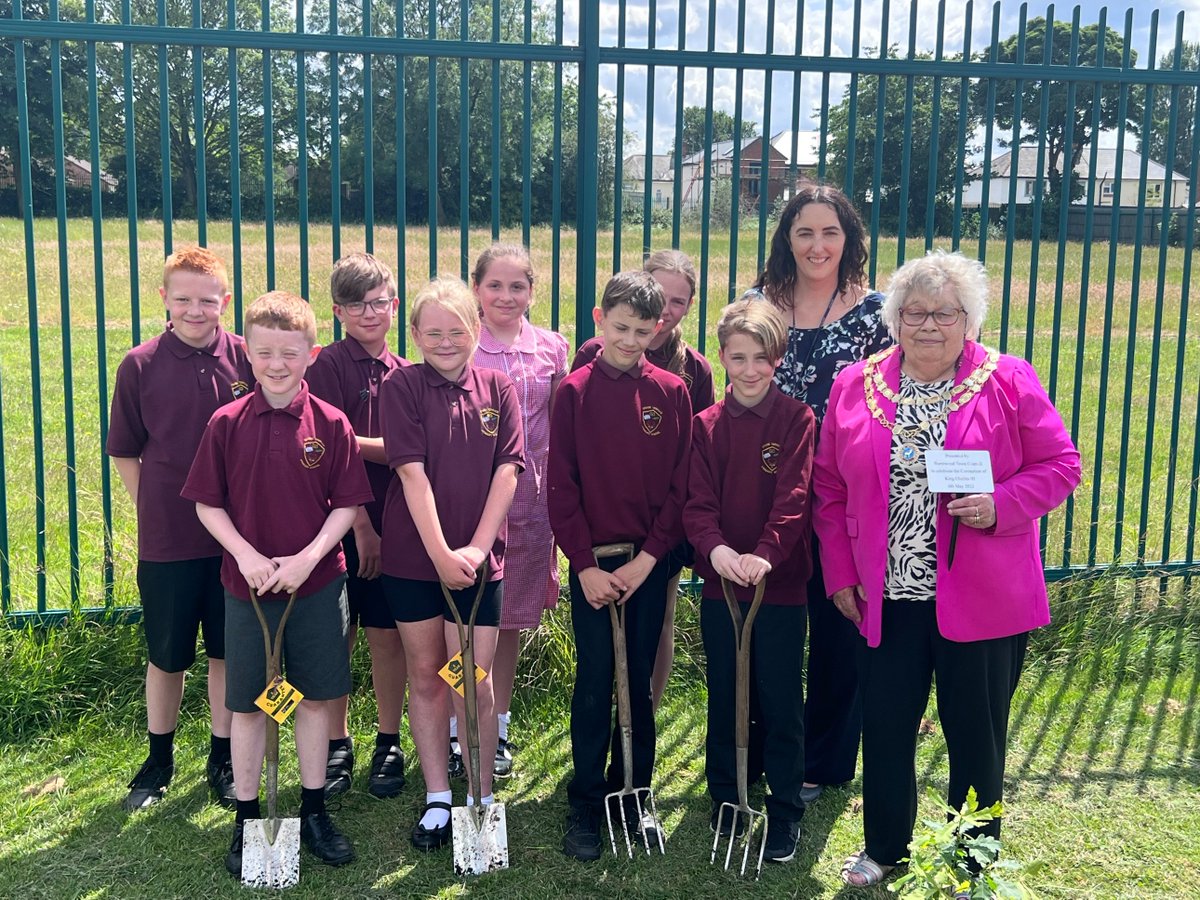 BurntwoodTC's tweet image. Yesterday Cllr Di Evans, Chair of Burntwood Town Council visited @chase_terrace to plant an oak tree with Y5 and Y6 House Captains and Vice-Captains in celebration of the King’s Coronation.

#KingsCoronation #BetterBurntwood