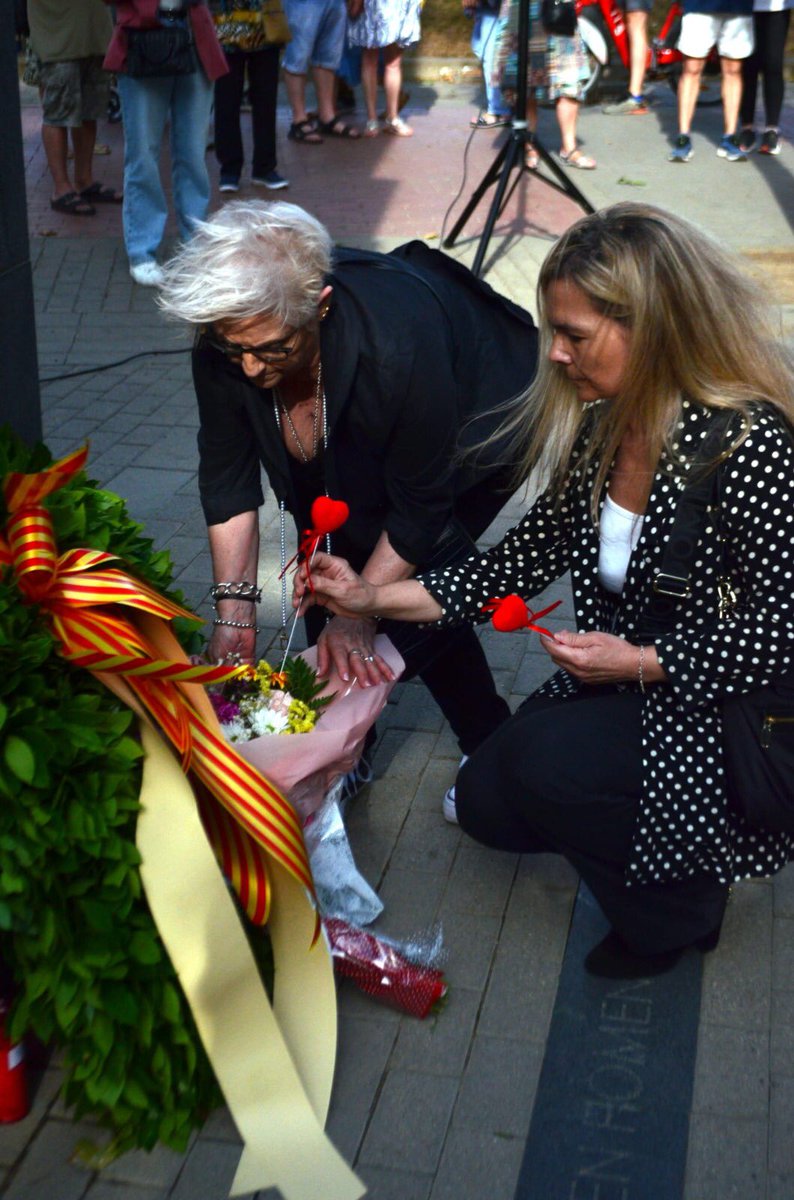 En #BCN en el monumento a todas las víctimas recordamos el atentado de #Hipercor. 
Ya han pasado 36 años.

Pasen los años que pasen, seguiremos llevando en nuestro corazón a cada una de las víctimas del terrorismo.
#Memoria #Dignidad #Justicia