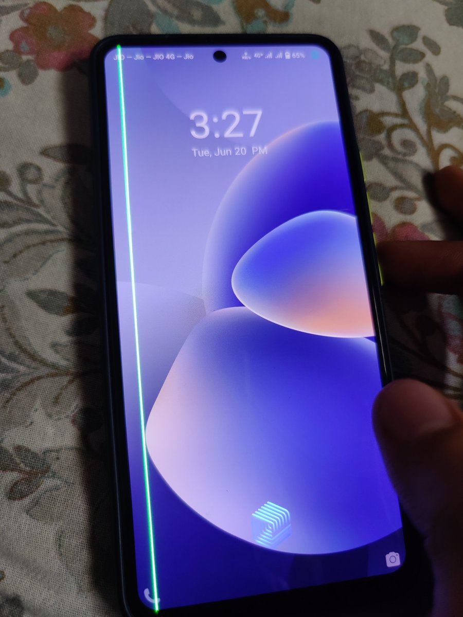 0AyaanQadri's tweet image. This green line came just now while my dad using this phone and let me clarity it didn't happen by drop @Vivo_India  #vivogreenline #greenlineonscreen #greenline