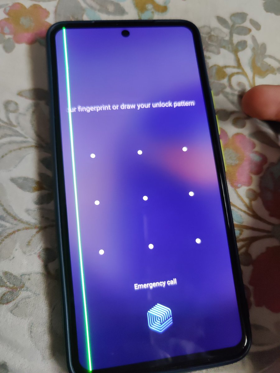 0AyaanQadri's tweet image. This green line came just now while my dad using this phone and let me clarity it didn't happen by drop @Vivo_India  #vivogreenline #greenlineonscreen #greenline