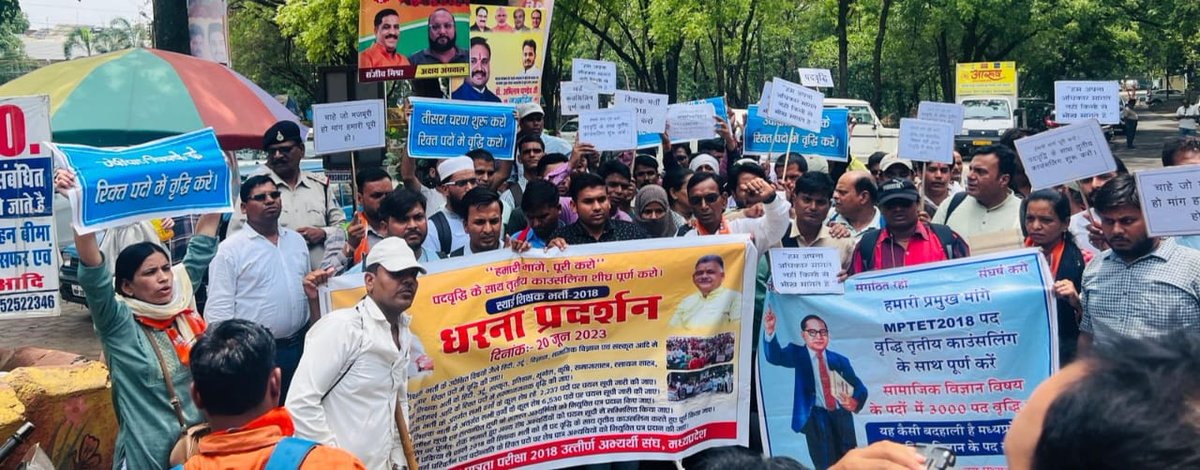 yuvahallabolMP's tweet photo. आज मध्यप्रदेश भाजपा कार्यालय के सामने चयनित शिक्षकों के प्रदर्शन में युवा हल्लाबोल (मध्यप्रदेश) के अध्यक्ष @arunodayatri और महासचिव @Deepkaran_INC ने हिस्सा लिया और उनकी मांगो को समर्थन देने का एलान किया. https://t.co/9JXiI1lZfg