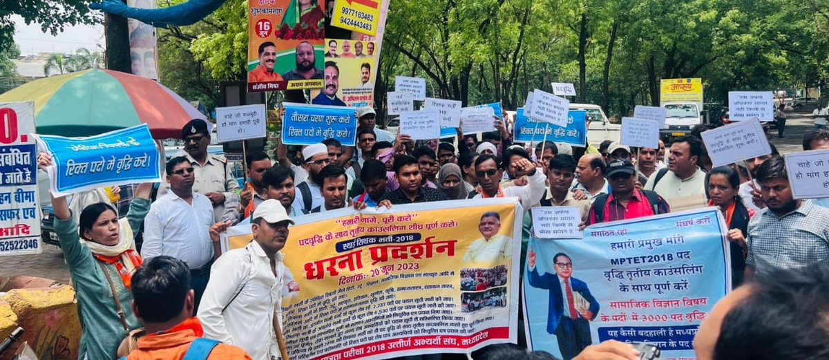 yuvahallabolMP's tweet photo. आज मध्यप्रदेश भाजपा कार्यालय के सामने चयनित शिक्षकों के प्रदर्शन में युवा हल्लाबोल (मध्यप्रदेश) के अध्यक्ष @arunodayatri और महासचिव @Deepkaran_INC ने हिस्सा लिया और उनकी मांगो को समर्थन देने का एलान किया. https://t.co/9JXiI1lZfg