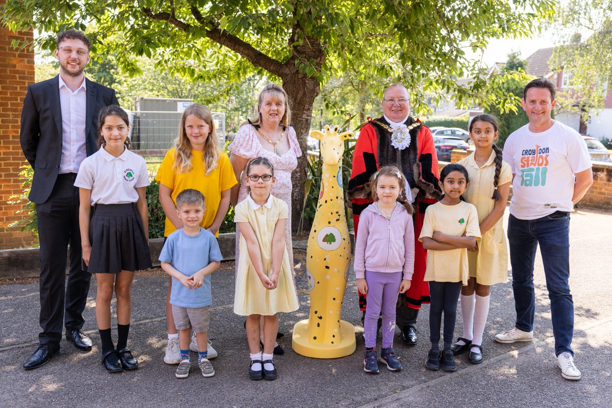 StrideTreglown's tweet photo. We had a fantastic morning with the pupils of #RidgewayPrimary and @CivicMayorLBC last Friday. All 700 children have played their part in creating 'June-Bubble', customising the giraffe we donated to them for #CroydonStandsTall and @culturecroydon. 👏🦒🎨
Well done everyone! https://t.co/ekM2J66hMg