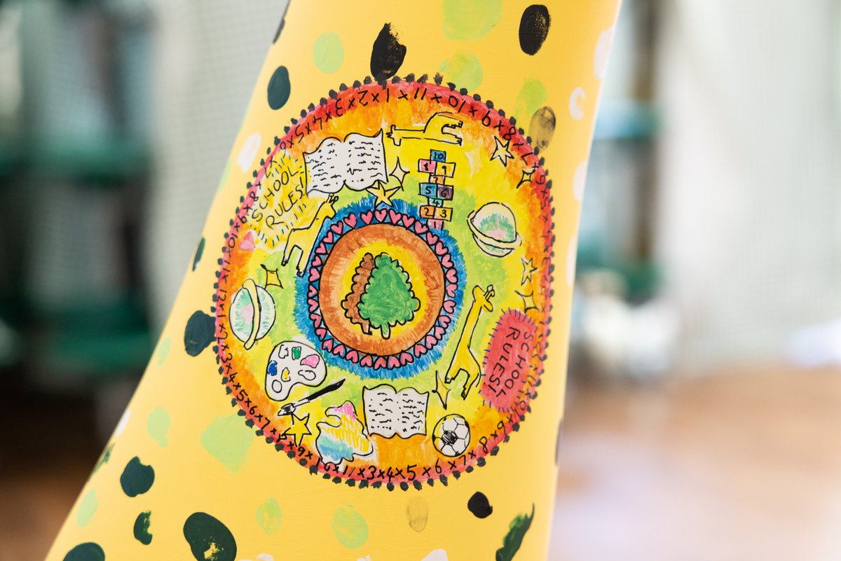 StrideTreglown's tweet photo. We had a fantastic morning with the pupils of #RidgewayPrimary and @CivicMayorLBC last Friday. All 700 children have played their part in creating 'June-Bubble', customising the giraffe we donated to them for #CroydonStandsTall and @culturecroydon. 👏🦒🎨
Well done everyone! https://t.co/ekM2J66hMg