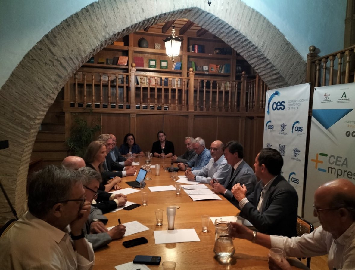 GAESCOSEVILLA's tweet photo. Representantes de #Gaesco -Mª José Contreras y Juan Aguilera- asisten al comité ejecutivo de la @CES_Sevilla junto a @solcruzguzman , donde han abordado proyectos de infraestructuras necesarias para la provincia de #Sevilla. https://t.co/1FqPeIDRwP