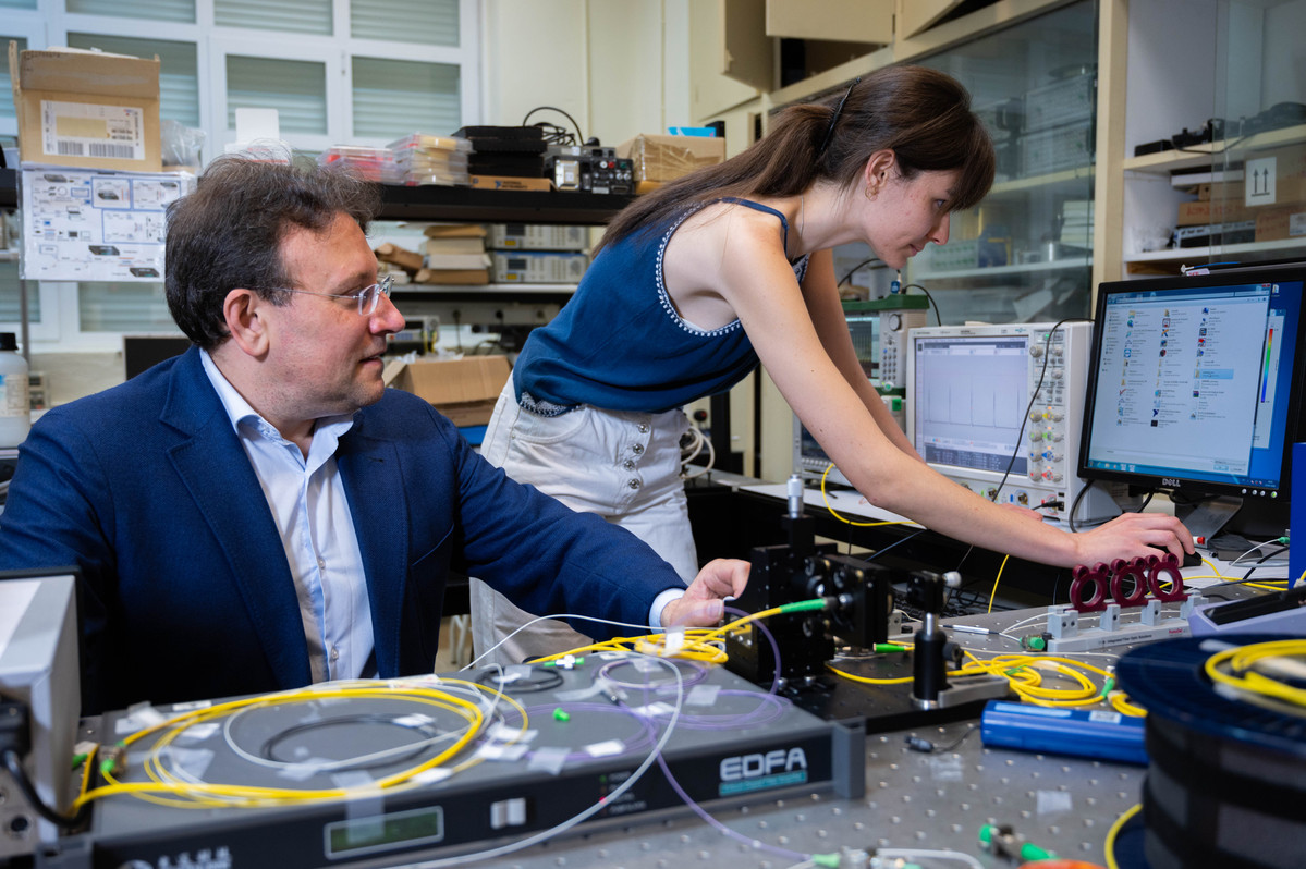 Un estudio internacional con investigadores del CSIC logra un láser pulsado de 25 km.
Permite fabricar láseres con aplicaciones como el procesado de materiales, la medida de contaminantes, el desarrollo de sistemas Lidar o la metrología de precisión.
➡️csic.es/es/actualidad-…