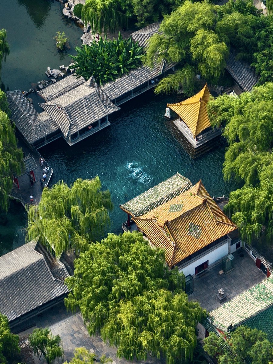 vivian20009's tweet photo. 📍山东 济南

去一趟老舍笔下的“小江南”吧。湖是大明湖，楼是超然楼。 https://t.co/ZadSzLX8Jh