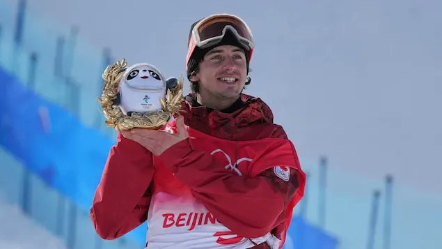 Mercredi dernier, l'Université de Regina a attribué un doctorat honorifique en droit au planchiste <a href="/markmcmorris/">Mark McMorris</a> en reconnaissance de ses prouesses sportives et de son engagement envers la communauté🙌 

Félicitations Mark !!

buff.ly/3qO7j46