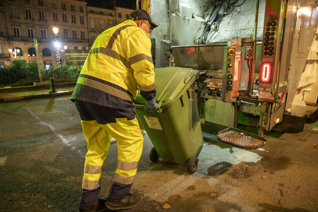 BxMetro's tweet photo. ⚠ La collecte de nuit des ordures ménagères à @Bordeaux ce mercredi 21 juin (Fête de la musique) débutera dès 16h (au lieu de 21h). Quartiers hyper-centre, à l’intérieur des cours, dans les quartiers de Bordeaux Centre, Bordeaux Sud &amp; Bordeaux Chartrons Grand Parc Jardin Public. https://t.co/HQbkn843Yc