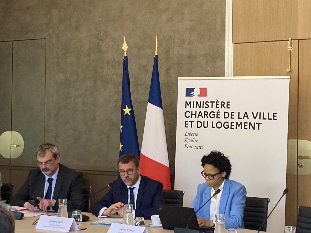 En ce moment au ministere du #logement lancement du plan #logementdabord 2 avec <a href="/OlivierKlein93/">Olivier Klein</a> <a href="/sylv1mathieu/">Sylvain Mathieu</a> et une vingtaine d #association. Sortir du #sansabrisme #logementpourtous #iml #pensiondefamille #logementsocial #hebergement #unchezsoidabord