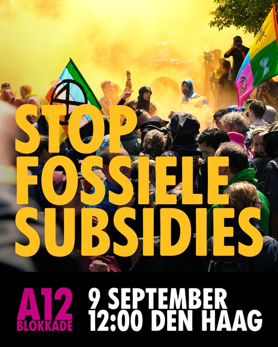 Een grote groep mensen op de A12, de lucht is geel van rook en er zijn twee XR-vlaggen te zien. In beeld de tekst ‘Stop fossiele subsidies, A12 blokkade, 9 september 12:00 Den Haag’.