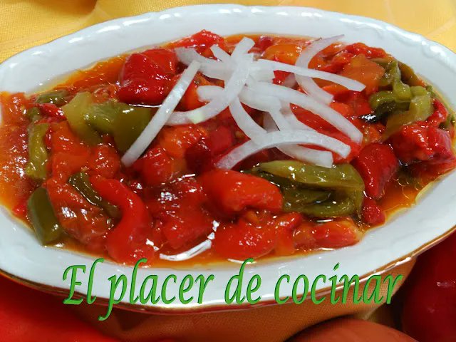 SaboraMalaga's tweet image. Hoy en #RecetasSAM: ensaladilla de pimientos asados de @COCINANDOCONPAZ. ¿Quién pone los boquerones? 😋

bit.ly/2Y0TBtJ