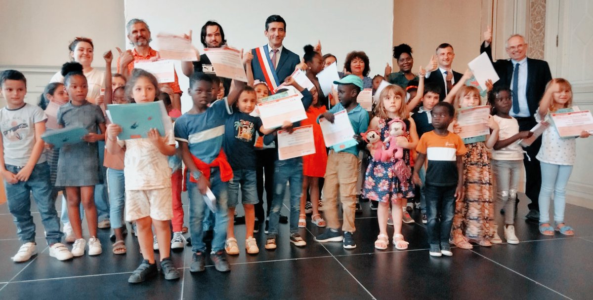 DSDEN79's tweet image. #QPV Les élèves de #CP et de #CE1 qui ont bénéficié toute l'année du dispositif Coup de Pouce #Clé et #Clem récompensés à @Mairie_Niort , en présence de leurs familles. 
➡lire, écrire et compter
🙏aux acteurs engagés au quotidien et 👏aux élèves
#fondamentaux #ambition #réussite