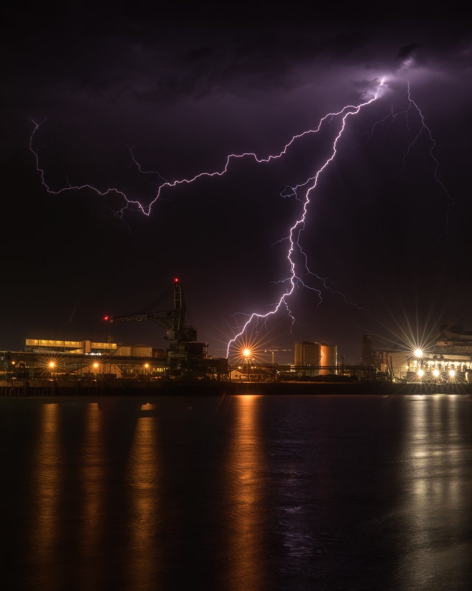 Spectacle kéraunique au dessus de Tarnos vu depuis la Capitainerie de la Barre à Anglet, cette nuit ⚡️ @Les_Landes @OT_anglet @Meteo_Pyrenees @KeraunosObs #Orage #foudre