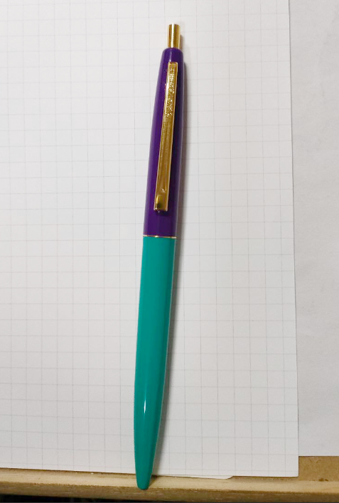 _hachimura_'s tweet photo. こちらのBIC clic GOLDペン、上下パーツを入れ替えられるようになってて
なんとワルロゼカラーを作ることが可能なんだッ！(パープルとティールグリーン)🌹🌟

書き心地も軽くて良い感じだからオススメ！(インクは黒だよ🖊)
https://t.co/LIapHyWpqr https://t.co/F3uLYQL6Mi