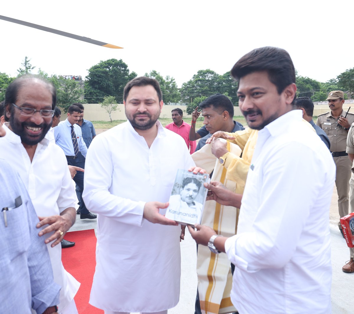 Anbil_Mahesh's tweet photo. திருவாரூர் கலைஞர் கோட்டம் திறப்பு விழாவிற்கு வருகைபுரிந்த மாண்புமிகு பீகார் துணை முதலமைச்சர் @yadavtejashwi அவர்களை, மாண்புமிகு தமிழ்நாடு முதலமைச்சர் @mkstalin அவர்களின் ஆணைக்கிணங்க மாண்புமிகு அமைச்சர் @Udhaystalin அவர்களோடு இணைந்து வரவேற்றோம்.
#கலைஞர்100 https://t.co/TFe5y6Pn0S