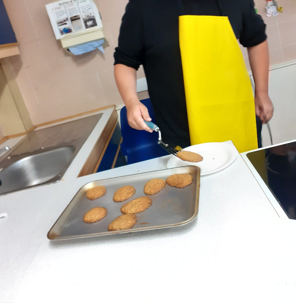 AHSHomeEc's tweet photo. Oaty Biscuits from S2 this morning,  the corridor is smelly yummy!😋 https://t.co/SRrsbwaIUX
