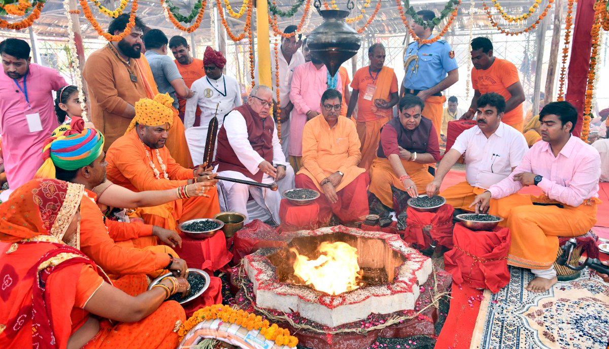 LokBhavanJaipur's tweet photo. आमेर तहसील के रूण्डल ग्राम में चल रहें 51 कुंडीय श्री विष्णु महायज्ञ में भगवान का स्मरण करते हुए माननीय राज्यपाल श्री कलराज मिश्र जी ने आहुतियां दी। https://t.co/VyuZt4fFRi