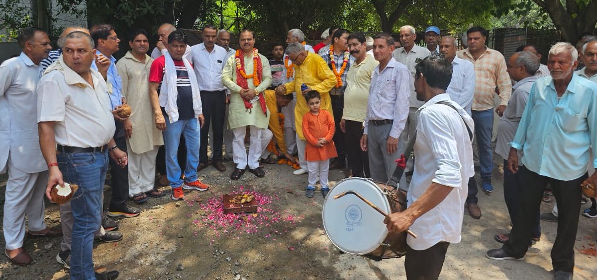 दिल्ली नगर निगम द्वारा विधायक कोष से पीतमपुरा गाँव में नंबरदार ठाकुर दास द्वार से लेकर मकान नंबर 17 तक बनाई गई सड़क का उद्धाटन गाँव की RWA के पदाधिकारियों एवं निवासियों से नारियल तुड़वा कर करवाया।