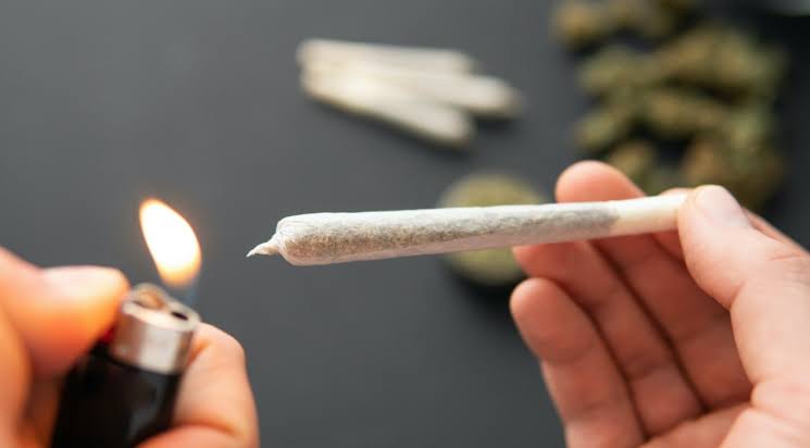 Sparzito_'s tweet photo. Do you light the joint while taking a puff or you prefer to light it before you take a puff? https://t.co/E8q7Nm0hPG