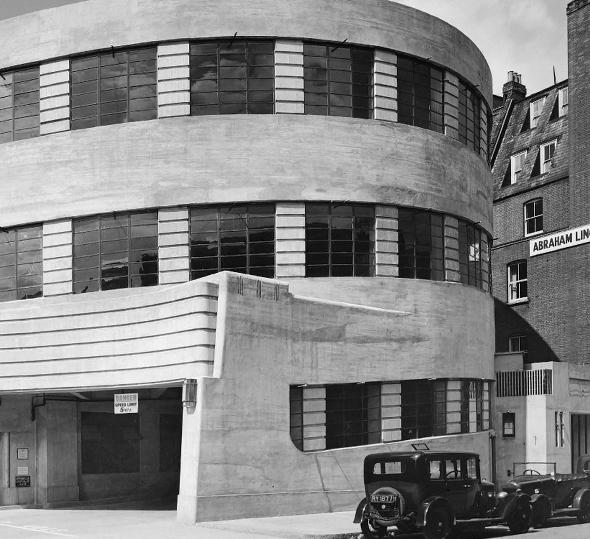 Daimler Hire Garage, Bloomsbury

1931

Wallis, Gilbert & Partners

bit.ly/3qtz4yD