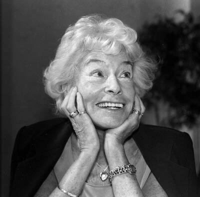 Une plume piquante, une voix libre et un sens hors pair de la répartie. Ecrivaine, critique, chroniqueuse : du Monde aux Grosses Têtes, Claude Sarraute a accompagné les Français pendant plus de 60 ans. Son esprit vif et sa délicate irrévérence vont nous manquer.