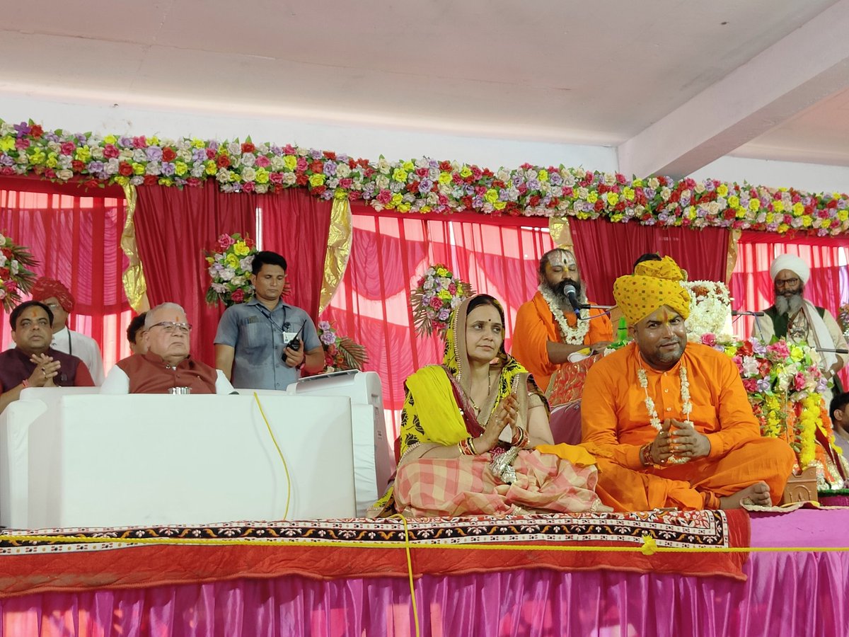 LokBhavanJaipur's tweet photo. आमेर तहसील के रूण्डल ग्राम में चल रहें 51 कुंडीय श्री विष्णु महायज्ञ के पाण्डाल में रुक कर माननीय राज्यपाल श्री कलराज मिश्र जी ने महंत गणेशदास जी महाराज के मुख से श्रीमद्भागवत कथा का श्रवण किया। https://t.co/EufUAjpTKI