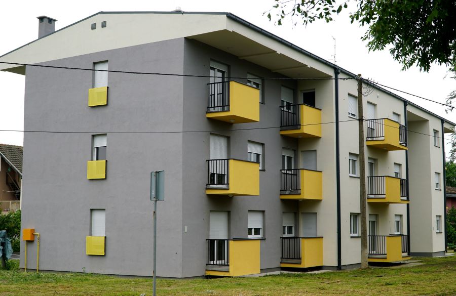 RHP_RSP's tweet photo. 🗨 “The new apartment will be our salvation” 👉 1⃣4⃣ refugee families in Vrbas 🇷🇸 celebrate the receipt of 🔑🔑 to their new homes 🏘 built under the #RegionalHousingProgramme 🙌

➡️ https://t.co/bR7T5jQasH https://t.co/a6NfyY5UKJ