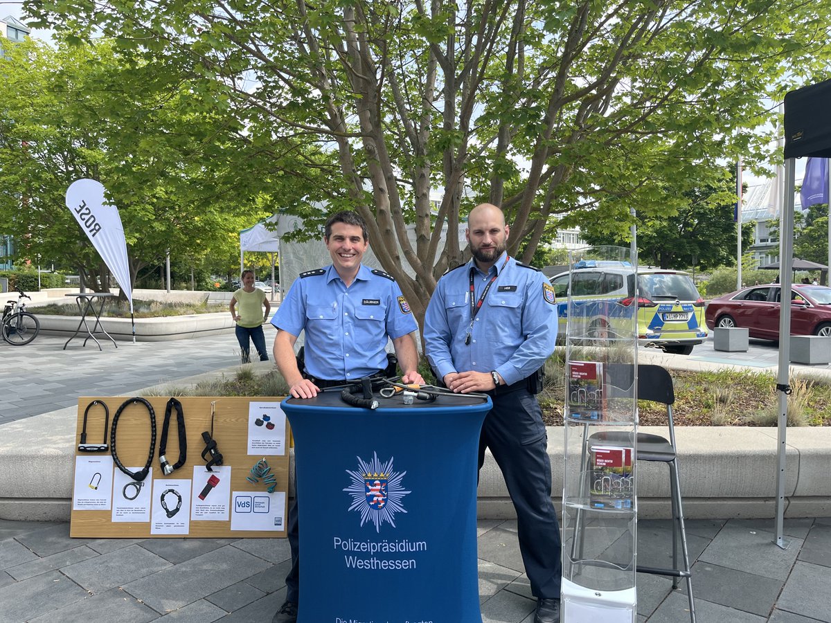 Bei unserem R+V-#Mobilitätstag in #Wiesbaden dreht sich heute alles um moderne und #nachhaltige Fortbewegung. 🚗🚲​ 

➡️ Ein besonderes Highlight: Die E-Mobilität-Ausstellung. Und: Die #Polizei #Hessen &amp; <a href="/ADFC_Wi/">ADFC Wiesbaden/Rheingau-Taunus</a> beraten, wie man sein #Fahrrad gegen #Diebstahl sichern kann.