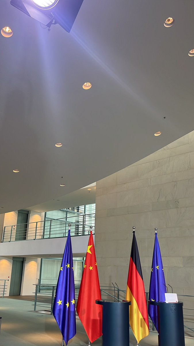 Dana_Heide's tweet image. Hier im Kanzleramt findet gleich die „Pressebegegnung“ von Kanzler Scholz und Chinas Premierminister Li Qiang am Rande der Regierungskonsultationen statt - offenbar sind keine Fragen der Journalisten zugelassen. So etwas habe ich in Deutschland noch nicht erlebt.