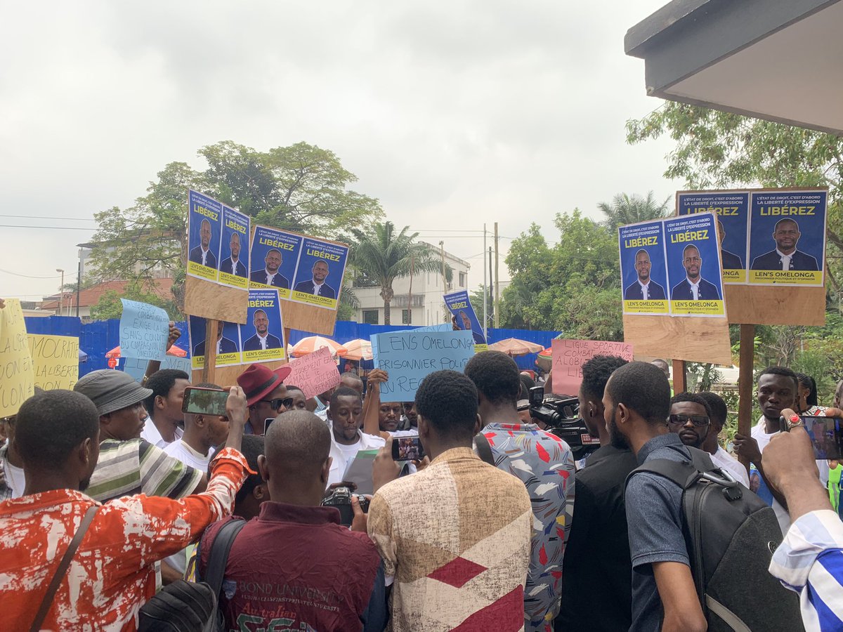 AldaSakaji's tweet photo. #RDDC🇨🇩
Descente c mardi 20/06 au ministre d droits humains d la cellule numérik et quelques membres du parti @Envol_Rd_Congo pour exiger la libération et sans condition du compagnon @OMELONGA_LENS1 détenu par l'ANR depuis le 1 mai dernier 2023 @UN_BintouKeita @droitshumains_M https://t.co/i7SWbppHDo
