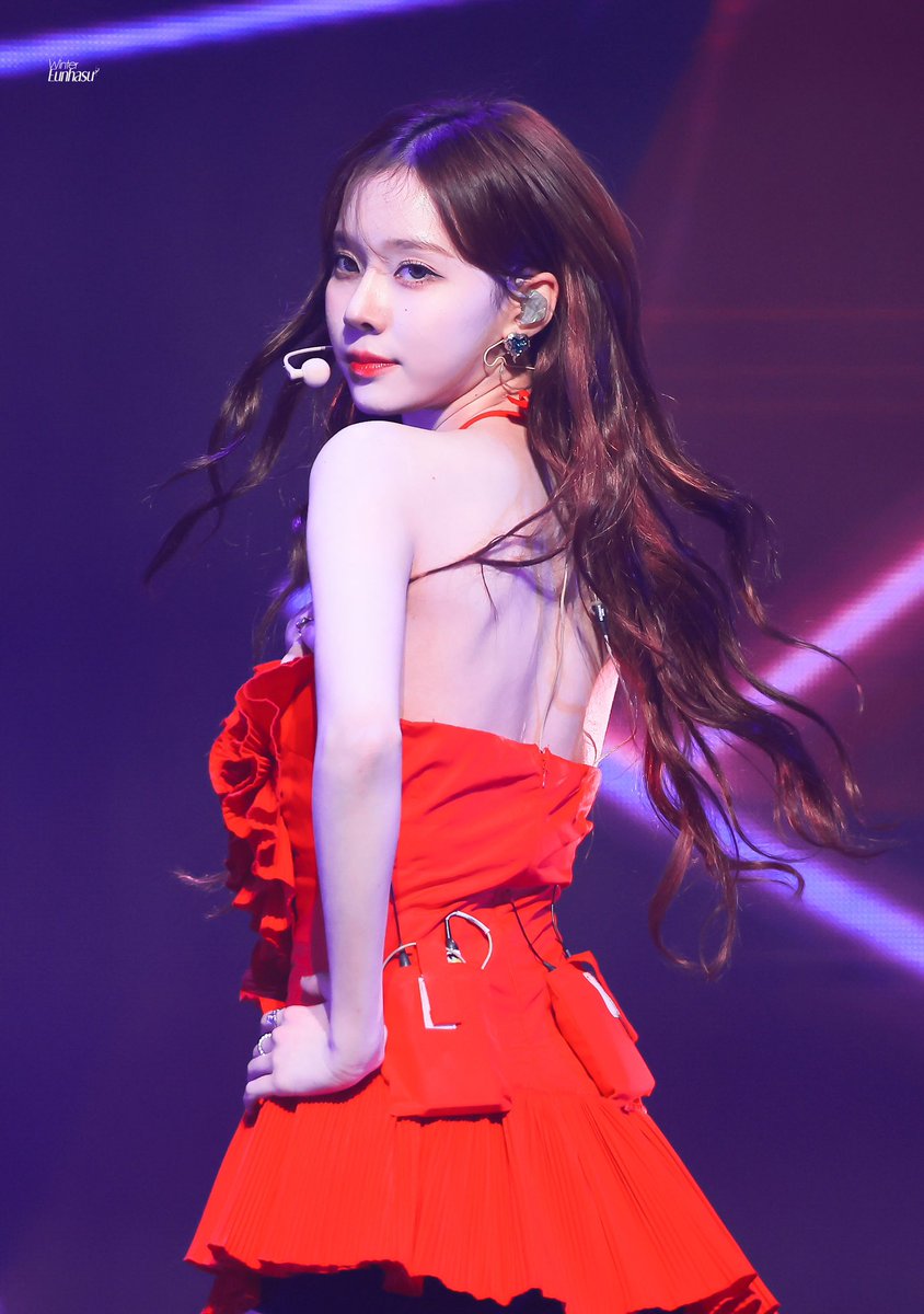 WinterEunhasu's tweet photo. 230616 LOTTE DUTY FREE HD

.
“La Vie en rose.🌹”  ​​​

#WINTER #윈터 #김민정 
#에스파 #aespa https://t.co/Q53iHWsyvB