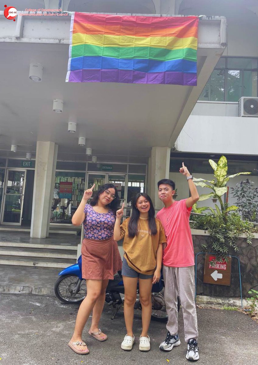 UPLBCDCSC's tweet photo. 𝑳𝑨𝑽𝑨𝑹𝑵!

Nagkabit ng Pride flag ang CDC Student Council sa harap ng CDC Building bilang pagsuporta sa layunin ng komunidad na ipadama na safe space para sa lahat ang ating kolehiyo, anuman ang iyong SOGIE. 

#PrideMonth2023
#CDCStudentCouncil https://t.co/WsvLaqsBnw