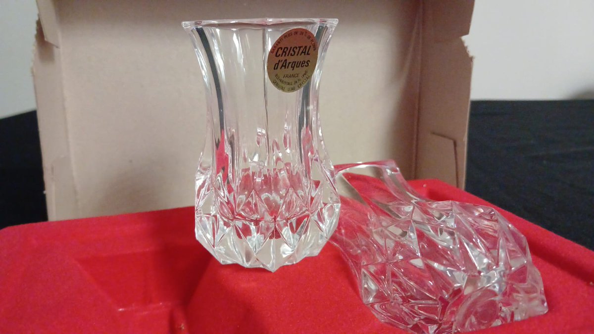 GrandOakAuction's tweet photo. As New, in the Box - 2 Vintage Lead Crystal "Violette 8" Vases by Cristal d'Arques for Auction Online: https://t.co/y7mhqclVkj
View at our office
#leadcrystal #cristaldarques #grandoakauctions #vintageauction #collectiblesauction #householdauction #glassauction https://t.co/WEA6trPV1N