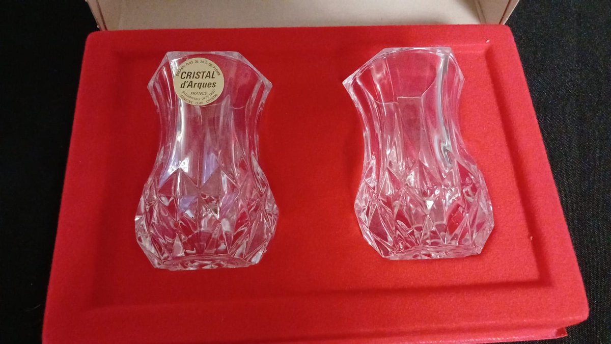 GrandOakAuction's tweet photo. As New, in the Box - 2 Vintage Lead Crystal "Violette 8" Vases by Cristal d'Arques for Auction Online: https://t.co/y7mhqclVkj
View at our office
#leadcrystal #cristaldarques #grandoakauctions #vintageauction #collectiblesauction #householdauction #glassauction https://t.co/WEA6trPV1N