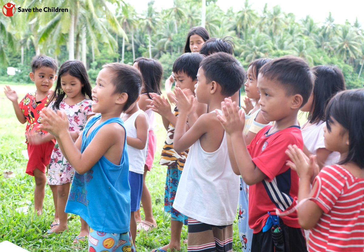 SaveChildrenPH's tweet image. #Mayon is still on #AlertLevel3. Some evacuees say they couldn't sleep well at night due to anxiety and fear. Save the Children provided psychosocial support through art intervention activities in 3 evacuation centers in Camalig, Albay, in partnership with Tarabang para sa Bicol.