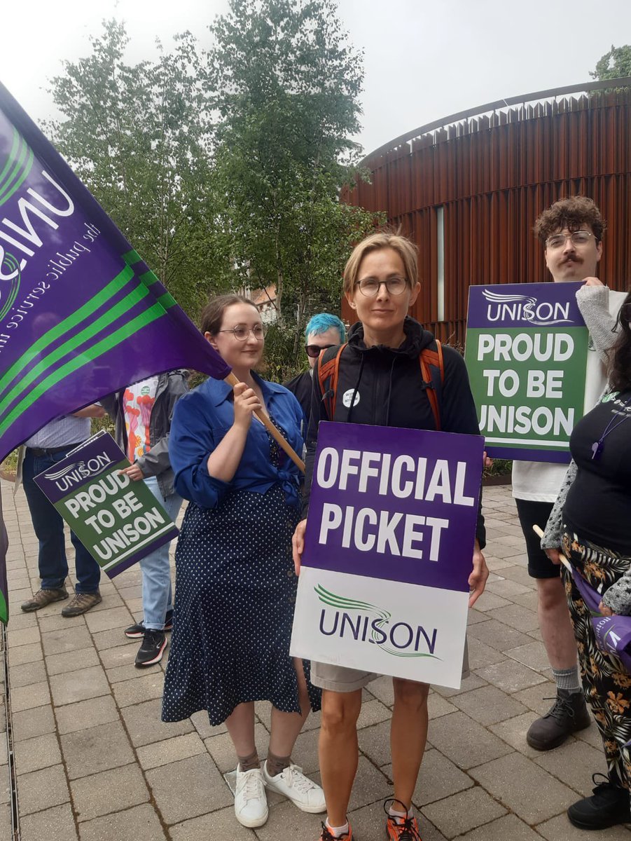 BigG1069WHCR's tweet photo. @unisontheunion @UNISONSE more pics of staff taking part in Industrial Action for better pay and a decent pay rise. https://t.co/b2YDdA4DPM