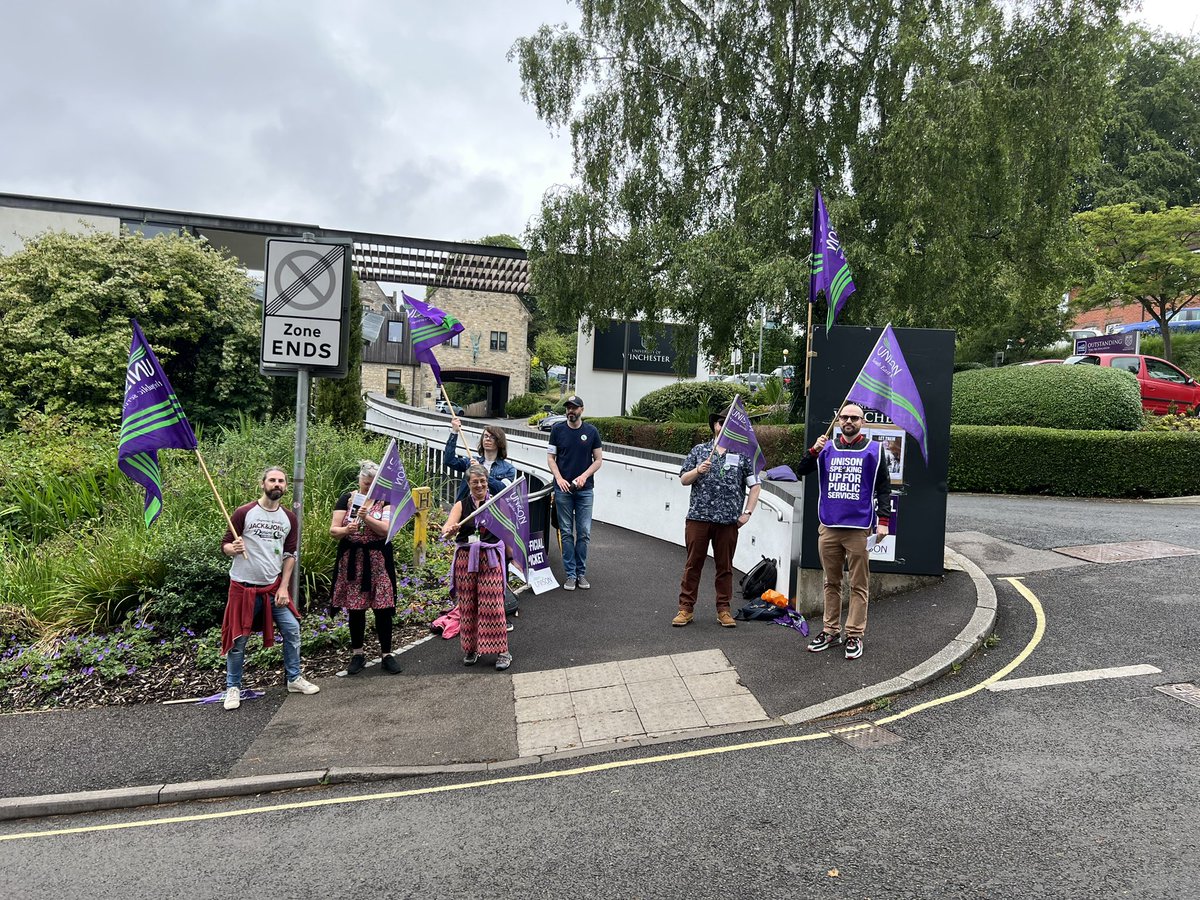 BigG1069WHCR's tweet photo. @unisontheunion @UNISONSE more pics of staff taking part in Industrial Action for better pay and a decent pay rise. https://t.co/b2YDdA4DPM