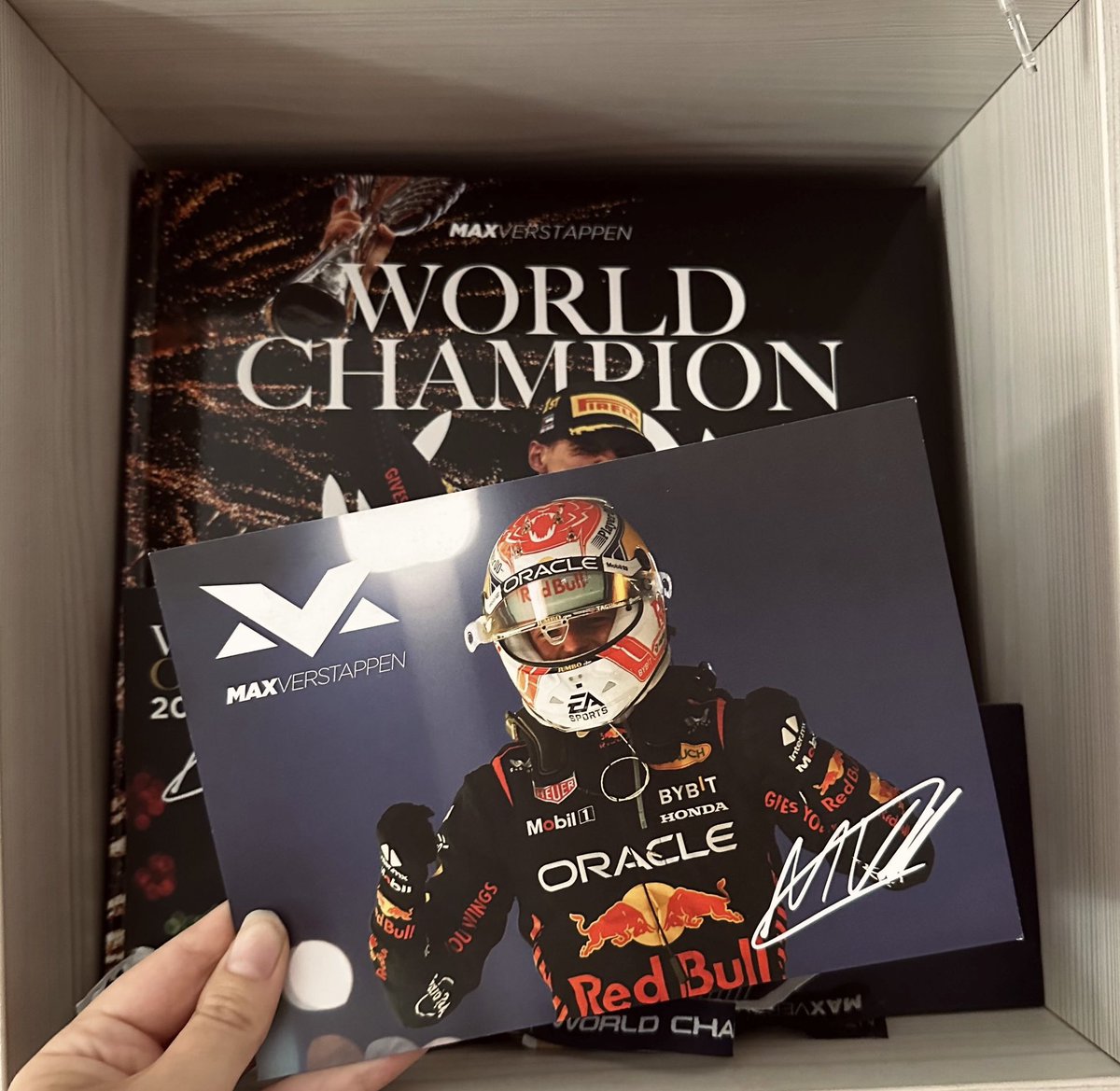 💙MAX CARDS GIVEAWAY💙

Me and my friends received some extra Max cards while we were at the circuit in Zandvoort this weekend! So we thought it would be perfect to do another giveaway

So for those that are interested we’ve got 9 cards to win🏆