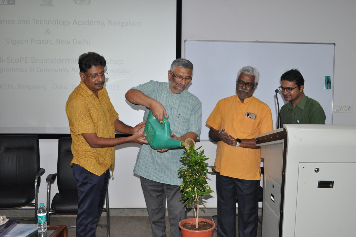 kstacademy's tweet photo. ಅಕಾಡೆಮಿಯಲ್ಲಿ ದಿ.೧೯ ಮತ್ತು ೨೦ ರಂದು “ಕರ್ನಾಟಕದ ರೇಡಿಯೋ ಸಮುದಾಯಗಳಲ್ಲಿವಿಜ್ಞಾನ ಕಾರ್ಯಕ್ರಮಗಳು” ಕುರಿತು ಎರಡು ದಿನಗಳ ಕಾರ್ಯಾಗಾರವನ್ನುವಿಜ್ಞಾನ ಪ್ರಸಾರ, ಹೊಸ ದೆಹಲಿ ಇವರ ಸಹಯೋಗದಲ್ಲಿ ಆಯೋಜಿಸಿರುವ ಕೆಲ ಚಿತ್ರಗಳು.
#sciencecommunityradio #communityradios #science #society #scienceandsociety https://t.co/oxATA4Su2l