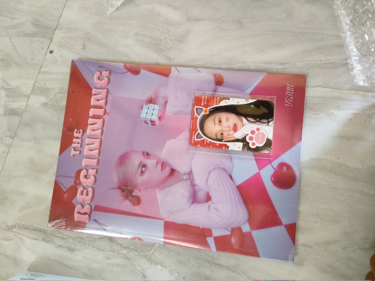 _9yalK's tweet photo. ลืมรีวิว ได้รับอัลบั้มมานานแล้ว พึ่งได้กลับบ้านมาเปิดกล่อง ห่อดีมาก ดีมากจริงๆ ดีจนขี้เกียจแกะ🤣(แน่นหนามาก) แต่ด้วยความอยากเห็นบั้มก็เลยอดทนแกะ ขอบคุณนะคะ🙏 ได้การ์ดพี่ยูจินมา1ใบถ้วน
#รีวิวKstealStoleStolenforStoler https://t.co/T8rDjYj2Z9