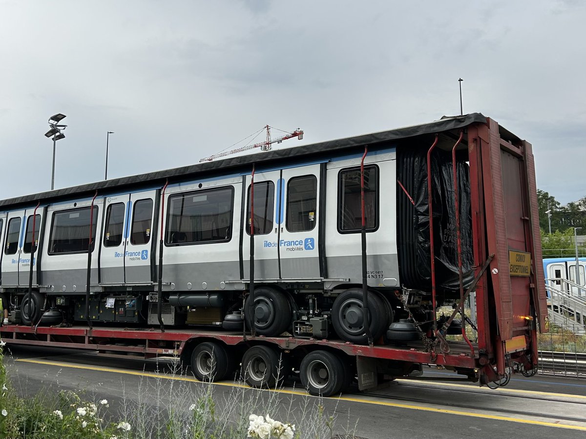 LeFerrolien's tweet photo. Livraison par convoi exceptionnel de la caisse N2.VC-1417 du MP14 CC 17. https://t.co/DnfHiriwNY