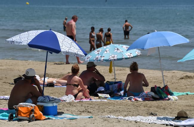 Vacances d'été: deux tiers des Françaises se disent mal à l'aise en maillot de bain à la plage
bfmtv.com/societe/vacanc…