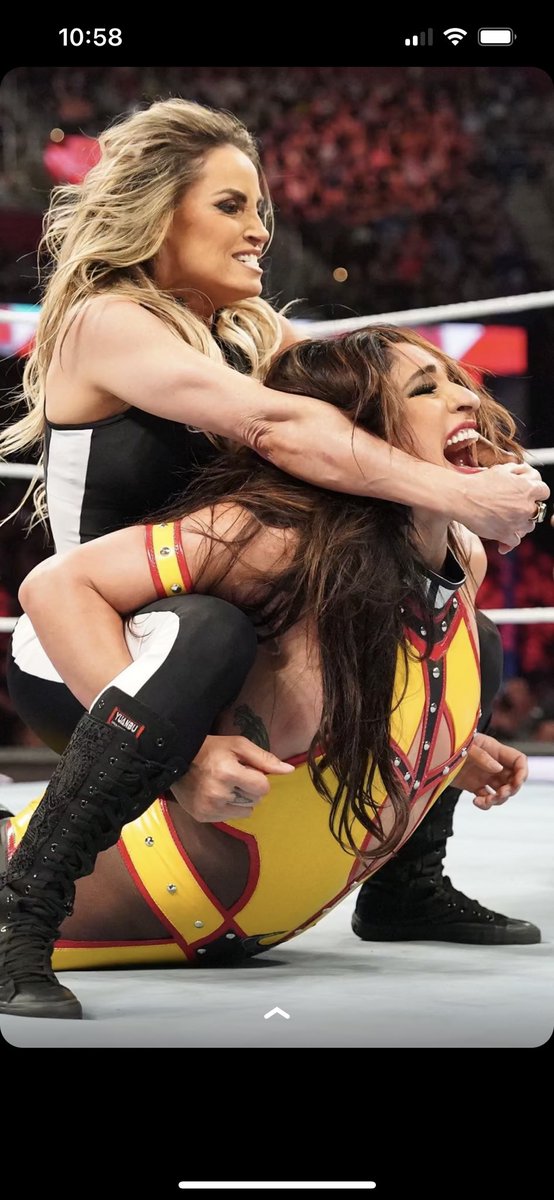 RT @femalelroom: Trish Stratus vs Raquel on #WWERAW https://t.co/EwSaIluXd2