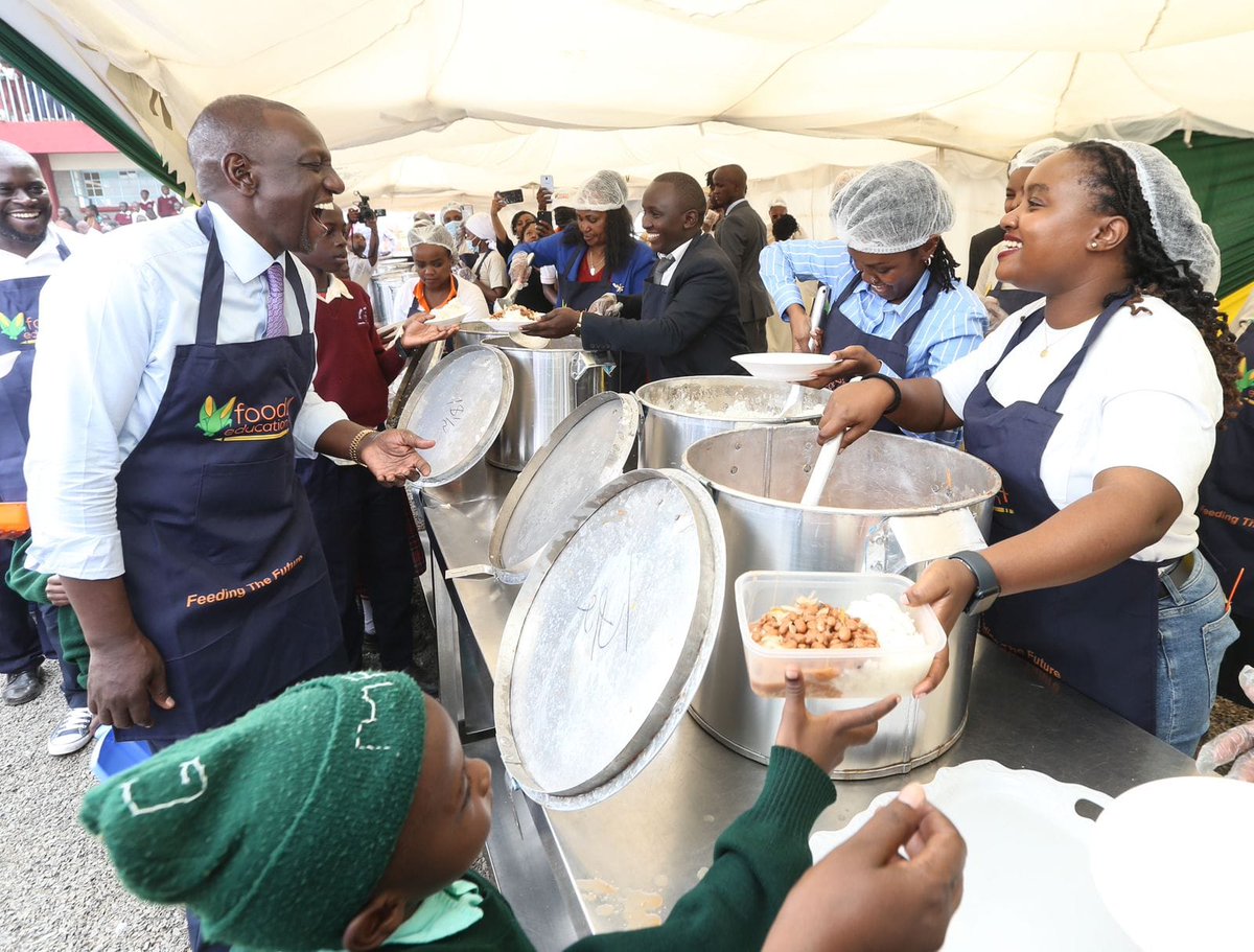 Today, President Ruto served lunch to pupils at Roysambu Primary School, just as he did at Mukarara Primary School. He is delivering on his promise of free lunch for all public primary schools. #DishiNaCounty