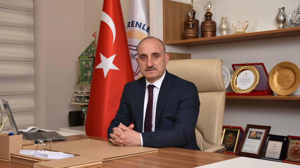 Şehrimizin;
 Erenler Belediye Başkanı Fevzi Kılıç, geçirdiği kalp krizi nedeniyle kaldırıldığı hastanede hayatını kaybetti.
Rabbim mekanını cennet eylesin..
#sondakika 
#sakarya 
#FevziKılıç