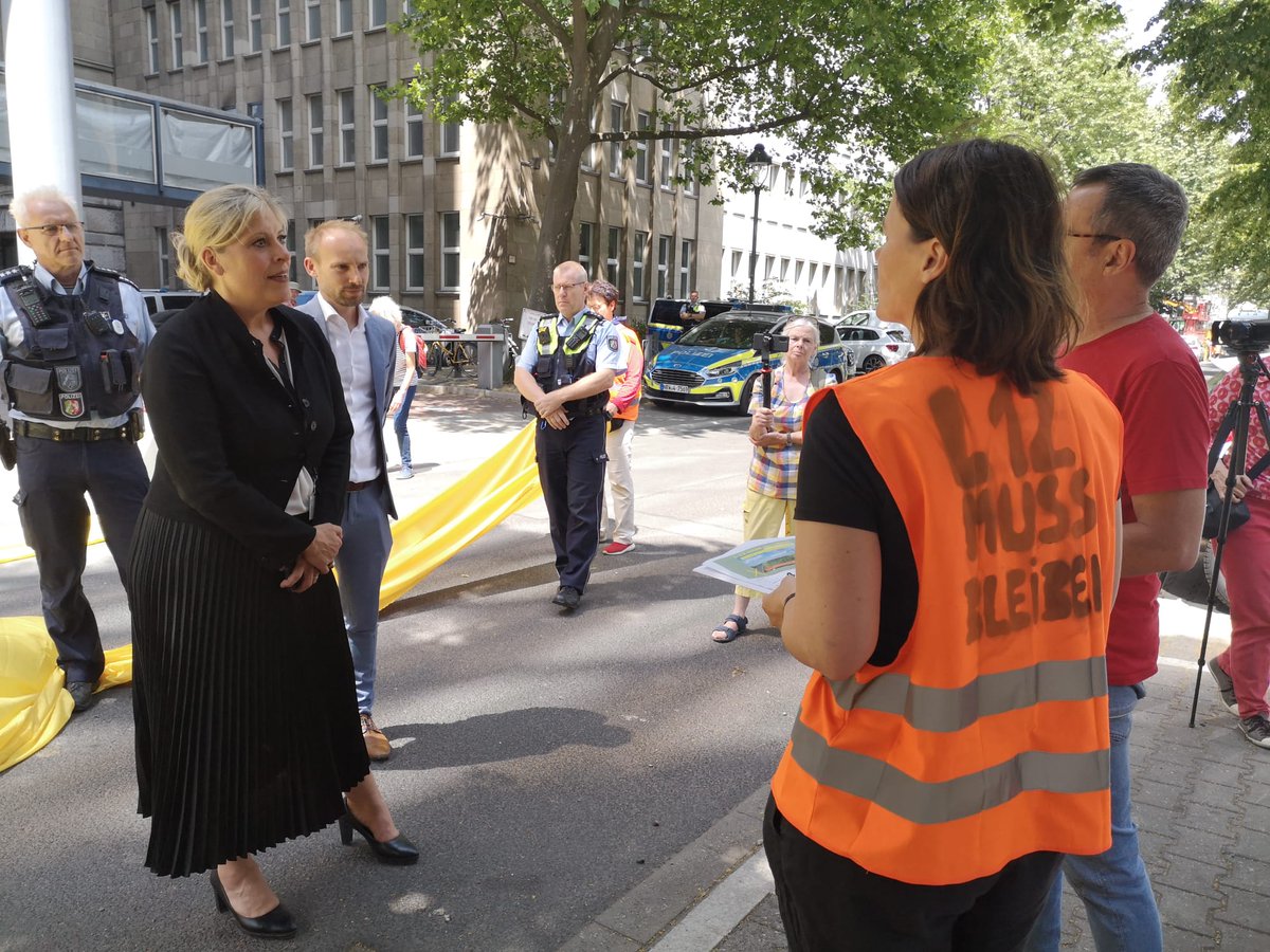 Heute haben in Düsseldorf ca.40 Menschen die Unterschriften gegen den Abriss der L12 und 7 weiter Windräder an das Wirtschaftsministerum NRW übergeben. 
#MahnwacheLützerath
#AlleDörferbleiben
#KritischeAktionäre
#Lützilebt